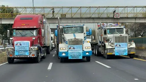 Transportistas protestan en autopista Mexico Queretaro