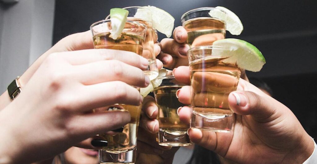 ¿Ya la tienes? Esta es la edad en que deberías dejar de consumir alcohol, según expertos 2 ¿Ya la tienes? Esta es la edad en que deberías dejar de consumir alcohol, según expertos alchol edad
