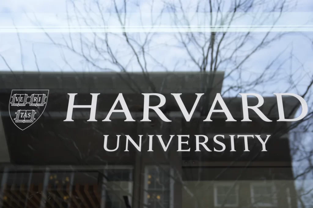 Trump prohibió inscripción de estudiantes extranjeros en Harvard 2 Trump prohibió inscripción de estudiantes extranjeros en Harvard descarga.webp