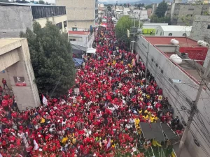 marea-de-diablos-rojos-retrasa-entrada-de-autobus-del-america-al-nemesio-diez_dea96e6f-0ec0-418b-9390-cbcf5786be5a_medialjnimgndimagefullsize.webp