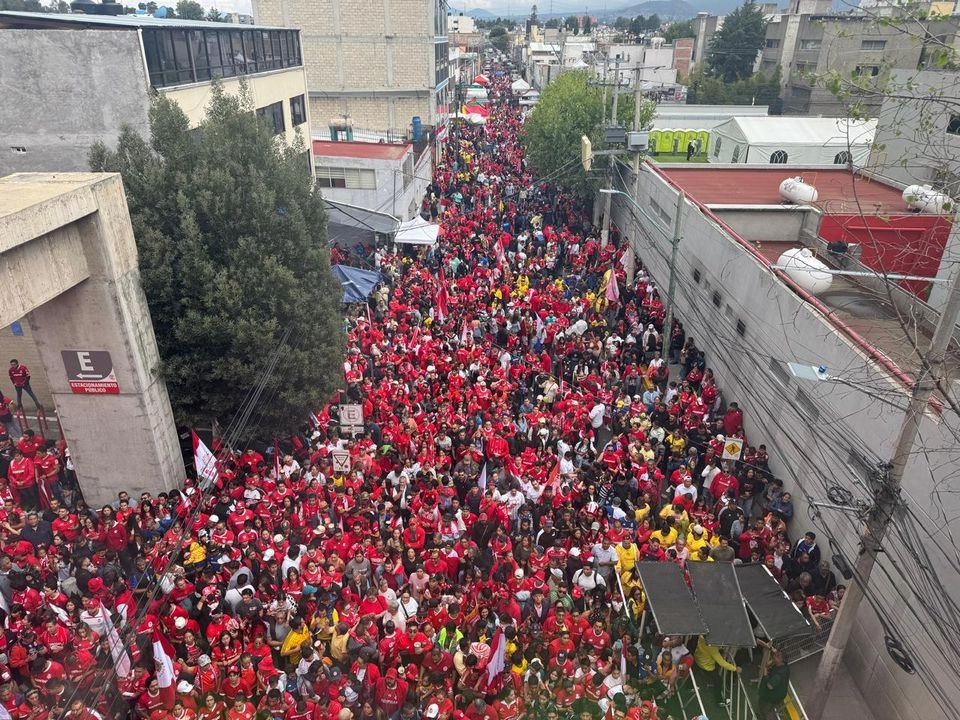 marea-de-diablos-rojos-retrasa-entrada-de-autobus-del-america-al-nemesio-diez_dea96e6f-0ec0-418b-9390-cbcf5786be5a_medialjnimgndimagefullsize.webp